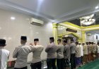 Personel Satbrimob Polda Banten Laksanakan Subuh Keliling di Masjid Jami Nurul Ikhlas